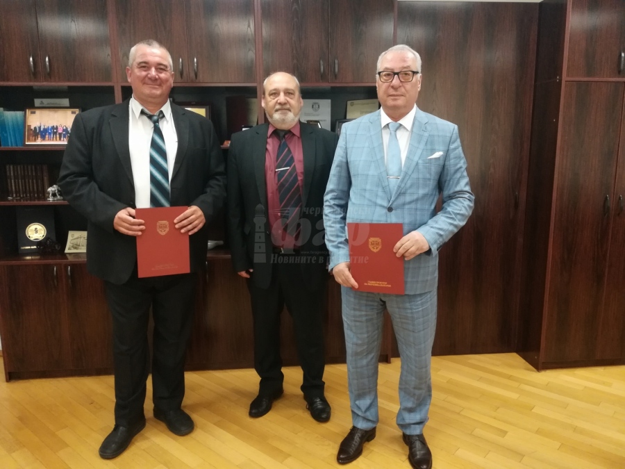 Иван Гешев награди двама прокурори от Бургас с грамоти